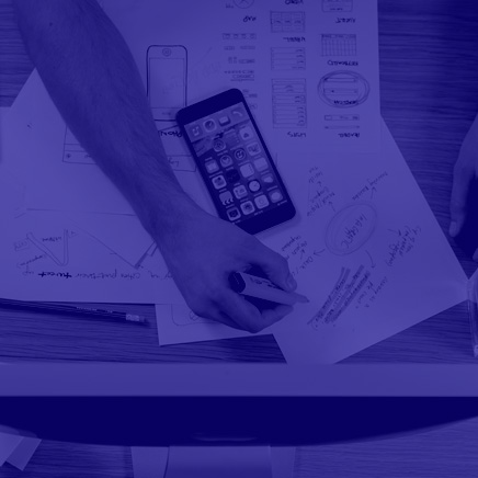 Main écrivant sur papiers d'une stratégie de communication