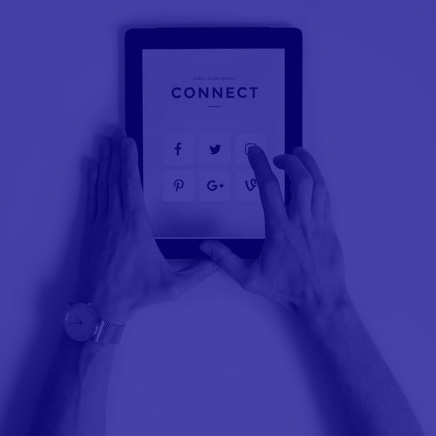 Main choisissant une application de réseaux sociaux sur une tablette
