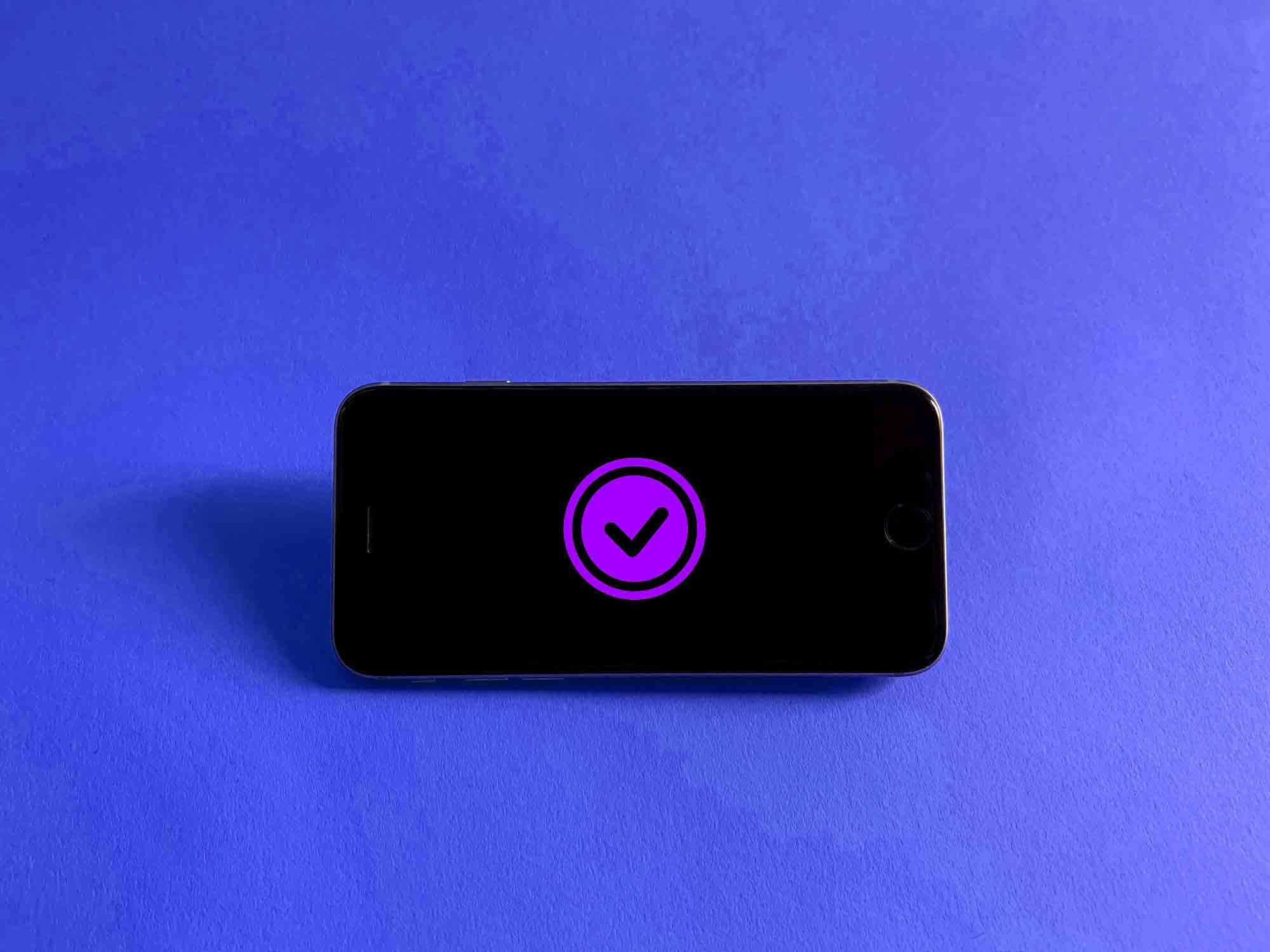 Un signe de validation sur un écran de téléphone