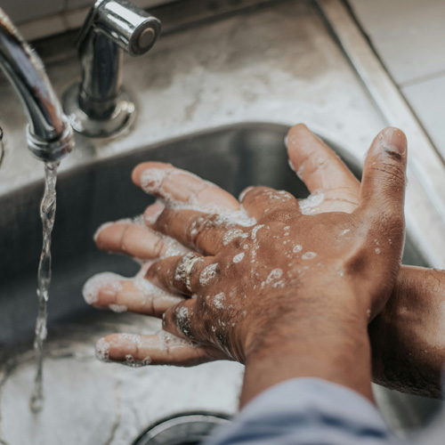 Une personne est en train de se laver les mains
