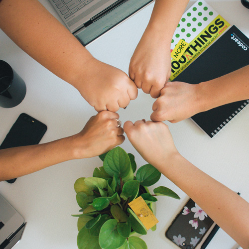 5 mains en train de se check