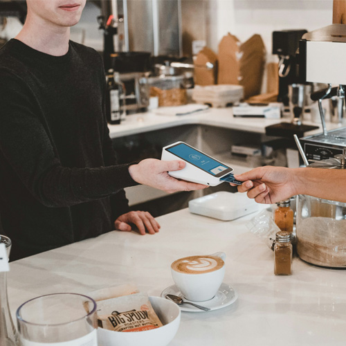 Une personne en train de payer par carte bancaire